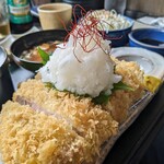 とんかつ 金重 - 尾瀬ポーク和風ロースカツ　大根おろしの粗削りがカツと相まって美味しいです。