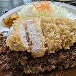 とんかつ 金重 - カツもしっかりしてます、カツにルーがかけてないのが嬉しい。