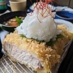 とんかつ 金重 - 尾瀬ポークですがゴールデンポークの方が厚みがあります。
