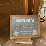 Moon cafe - 入口看板