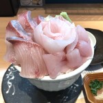 Shihachi Sengyoten - 旬の日替わり3色丼　1,408円　2番人気らしい　左が＂ぶり＂　真ん中が＂銀ガレイ＂　右が"ソイ"