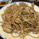 立ち飲みや 喜楽 - シンプル。しかし、肉ともやしのバランスよし。水分少なめがこれまた良い。