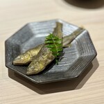 鮨 西崎 - ■稚鮎
            今年の鮎初めです(^^)。
            甘露煮とは違って、鮎自体の美味しさをふんわりと表現されていて、美味。