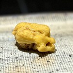 鮨 西崎 - ■地雲丹（紫雲丹）
      地元で消費される雲丹だから「地雲丹」と言うそうで、青森県の大畑のもの。
      きれいな箱詰めなんかされていませんが、これは美味しい！
      少し尖った香りの個性もあるのですが、旨味も豊か。