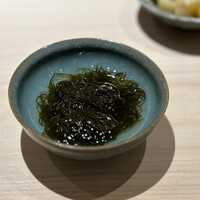 鮨 西崎 - ■岩海蘊
                    まろやかなお酢と、シャキシャキと食感が楽しい岩海蘊。これも大好き。