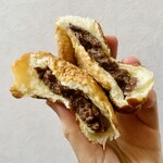 ブーランジェリ･エ･カフェ　オブジェ - エクレアクリーム♡ パン生地の上にまぶされたクッキー生地(そぼろ)と中のチョコクリームが美味しすぎる〜！♡パンバイキングでもテイクアウトでも絶対買っちゃいます、お気に入りです♡