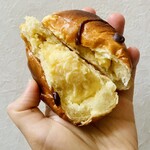 ブーランジェリ･エ･カフェ　オブジェ - クリームパン♡ 可愛らしいお顔の優しい甘さのパン生地の中には拘りのカスタードクリームがたっぷり入っています♡ クリームに溺れる幸せ。最高