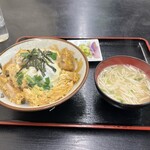 Usaya Udon - カツ丼味噌汁付き