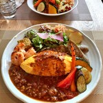 Vegetable Kitchen Uuma - ボロネーゼソースとガーリック青菜ライスのオムライス＆ベジ盛りプレート+グリルシュリンプ+ソーセージ。1870+400+400円