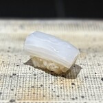 鮨 西崎 - ■泥障烏賊
      こんな泥障烏賊、食べたことないし、絶対にここでしかいただけません！
      イカを使ったすべてのお料理の中で、この一貫が一番好きかも。いや、好きです！(^^)