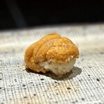 鮨 西崎 - ■馬糞雲丹
      浜中産です。旨味・甘味ともに充実しているのですが、あの、もったりした甘さではなくて、品があります。
      なんともバランスのいい馬糞雲丹です♪