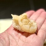 鮨 西崎 - ■帆立
      帆立は、藁で燻して。こちらも優しく握ることで、シャリとシャリとの間からも薫香が立ち昇ります。