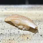鮨 西崎 - ■鱚
      以前にいただいた鱚とは、少し仕立てが違うのかな。
      軽やかで、なんとも浮遊感のあるオープニング！
      始まりますよー♪