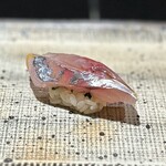 鮨 西崎 - ■鯵
      愛媛からだそうですが、弾力がぶりんぶりん(^^)
      前回よりは少しだけ温度が高めで、甘さを感じやすくなっています。
      うんめぇ〜！
