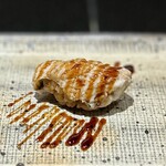 鮨 西崎 - ■穴子
      優しいお味で炊いて、穴子自体の味わいを感じさせながら、甘さはツメで補う感じ。
      ふっくらです♪