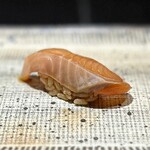 鮨 西崎 - ■本鱒
      うって変わって、食感のコントラストを楽しむ、ネタもシャリも、ふわっふわの握り。
      鱒の香りの広がりと余韻の長さが、穏やかな気分にしてくれます。