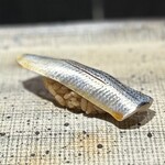 鮨 西崎 - ■小肌
      酢の締め方が抜群です。
      はがしから中落ちに行く前に、一度リセットするために挟むとのことですが、もちろん、握りとして小肌自体が美味しい！
      一カンごとに、しっかりと意味を持たせていますね。