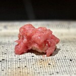 鮨 西崎 - ■中落ち
      トロトロの中落ちですが、海苔の香りと硬さが余計とのことで、軍艦にはしません。
      その恩恵は、シャリと、この鮪との口内での一体感♪