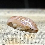 鮨 西崎 - ■めひかり
      珍しいネタの時は、魚種を明かしてくれません(^^)
      メヒカリって、生で食べるんですね。
      青魚のような脂の美味しさがあるんですが、後味は爽やかなんです。
      これ、美味しい〜♪