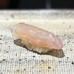 鮨 西崎 - ■白甘鯛
      お上品な、白甘鯛のイメージそのもの♪
      ハリツヤもあって、嫌味のない甘さ。香りの余韻が長くて、まさにお口が欲しがっていた味わいです。
      そして、美しい…