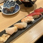 Sushi Sake Sakana Sugi Tama - マグロ2巻，つぶ貝2巻，エビ