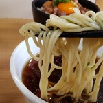 らぁ麺 NOBU - 中細の麺は小麦の風味とコシがあり、汁がよく絡み旨い！