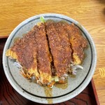 Kadochuu - 味噌カツ丼は味噌汁と、煮物、漬物つき