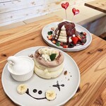 Cafe Rob 東大阪店 - バナナチョコ生クリームとストロベリーハートパンケーキ　斜め上から。　