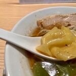 生わんたんらぁめん専門店 赤黄緑 - わんたんは皮だけ！