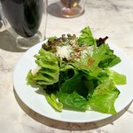 INXX CAFE - ペペロンチーノのセットのサラダ