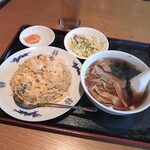 Shin Honkon Yatai - チャーハンと半ラーメン