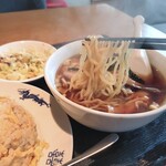 Shin Honkon Yatai - チャーハンと半ラーメンの麺アップ