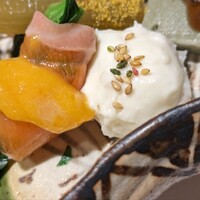 吉祥寺 鮨 天ぷら いわい - 子芋のクリームチーズ・菜の花信州サーモン巻き黄身酢添え