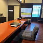 わらび野 - 弁柄のカウンターが華やか｡