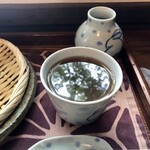 月与の童屋 - そば湯に窓の外の緑が映り込む　味が濃いめなので二の湯