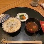 嵯峨沢館 - 炊き込みご飯、赤出汁