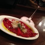 スペイン産赤ワインには真っ赤なパプリカを！