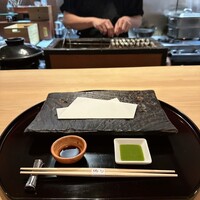 梶川 - ワクワクしながら、焼き場の鮎を眺めています