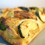 Boulangerie Sudo - ・季節野菜とジャガイモの具沢山バジルピザ 734円/税込