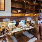 BACKEREI BIOBROT - 店内はコンパクトで、白い天井に木製の梁、木板張りの床、白壁と濃茶の木製棚や木製ショーケース、昔ながらの欧州のパン屋さんといった雰囲気です