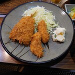 Terauchi - 昼のサービス フライ定食 キス + イカ、700円。