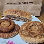 BACKEREI BIOBROT - ①ライエンベック《ちぎりパン》(税込220円)　
                        素朴ゆえの溢れる小麦の旨み
                        ②シナモンロール(税込250円)
                        シナモンの薫りに余韻を感じる
                        ③ヌスシュヌッケン(税込250円)
                        粗挽き胡桃がアクセント