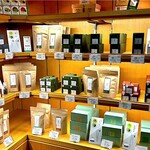 茶寮都路里 - 各種お茶も販売しています