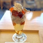 Saryou Tsujiri - ほうじ茶パフェ
                        上から
                        （ほうじ茶ホイップクリーム、ほうじ茶ゼリー、ほうじ茶アイス、バニラアイス、黒みつ、寒天）