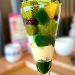 茶寮都路里 大丸東京店 - 特選都路里パフェ
                                上から
                                （抹茶ホイップクリーム、栗甘銛煮、抹茶アイス、抹茶カステラ、抹茶ゼリー、白玉、小豆、抹茶シャーペット、抹茶ゼリー、バニラアイス、抹茶みつ、寒天）