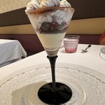 メイ - 8. 佐藤錦、ブルーベリーのパフェ。