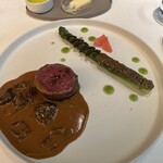 メイ - 6.豚バラ肉で巻いた牛フィレ、モリーユ茸とマデラ酒と生クリームのソース、グリーンアスパラガスのグリル。