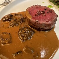 メイ - 豚バラ肉で巻いた牛フィレ、モリーユ茸とマデラ酒と生クリームのソース、グリーンアスパラガスのグリル。
