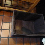 丸屋 - いつの間にか荷物入れの籠が各卓に置いてあるようになった。