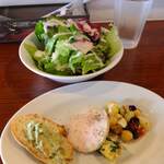 BLUES'S KITCHEN - サーモンとほうれんそうのトマトパスタ